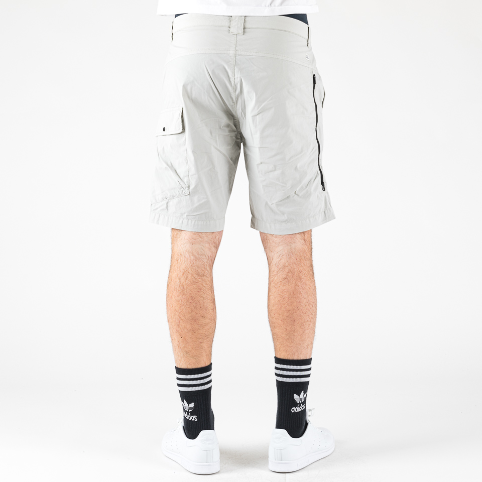 ハーフ・ショートパンツ C.P. COMPANY Men Shorts 18CMBE111A 006439G103 White ハーフ・ショートパンツ C.P. COMPANY Men Shorts 18CMBE111A