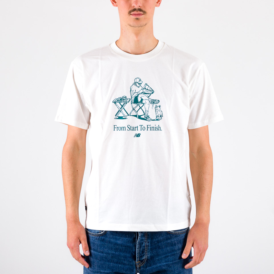 New Balance ESSENTIALS CAFE - T-shirt imprimé - white/blue/blanc 