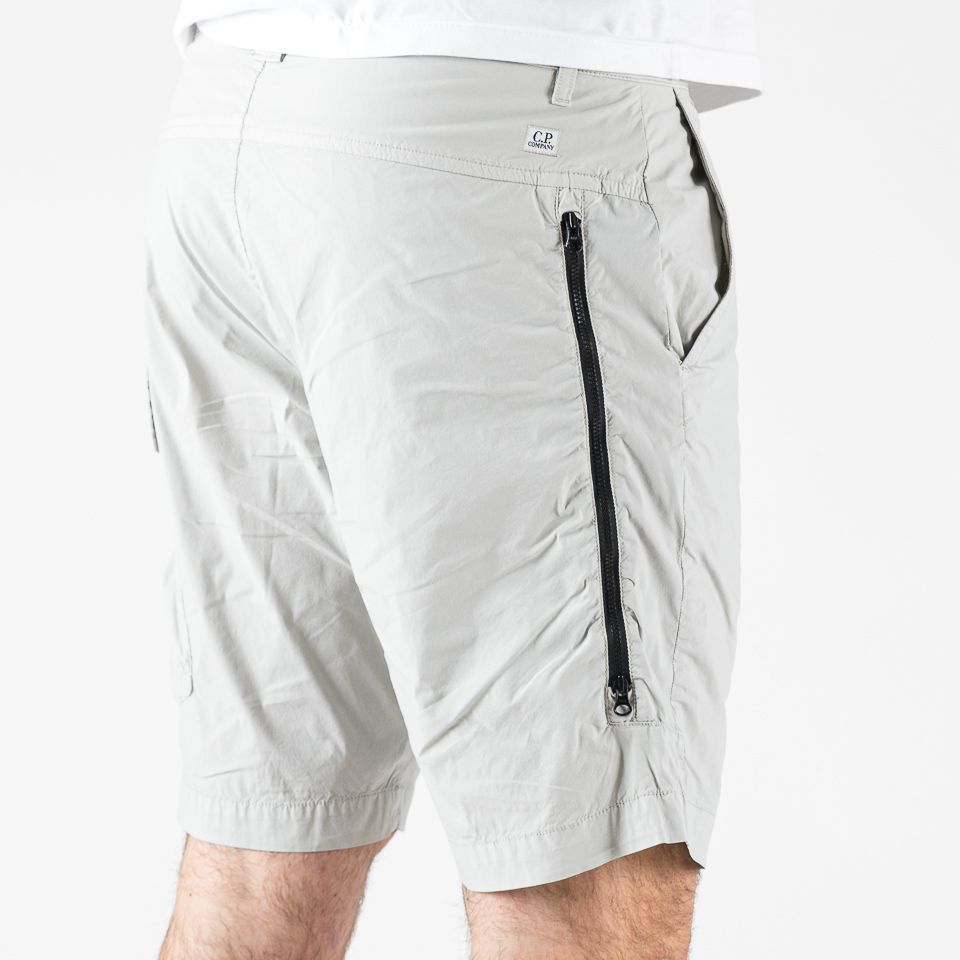 ハーフ・ショートパンツ C.P. COMPANY Men Shorts 18CMBE111A 006439G103 White ハーフ・ショートパンツ C.P. COMPANY Men Shorts 18CMBE111A
